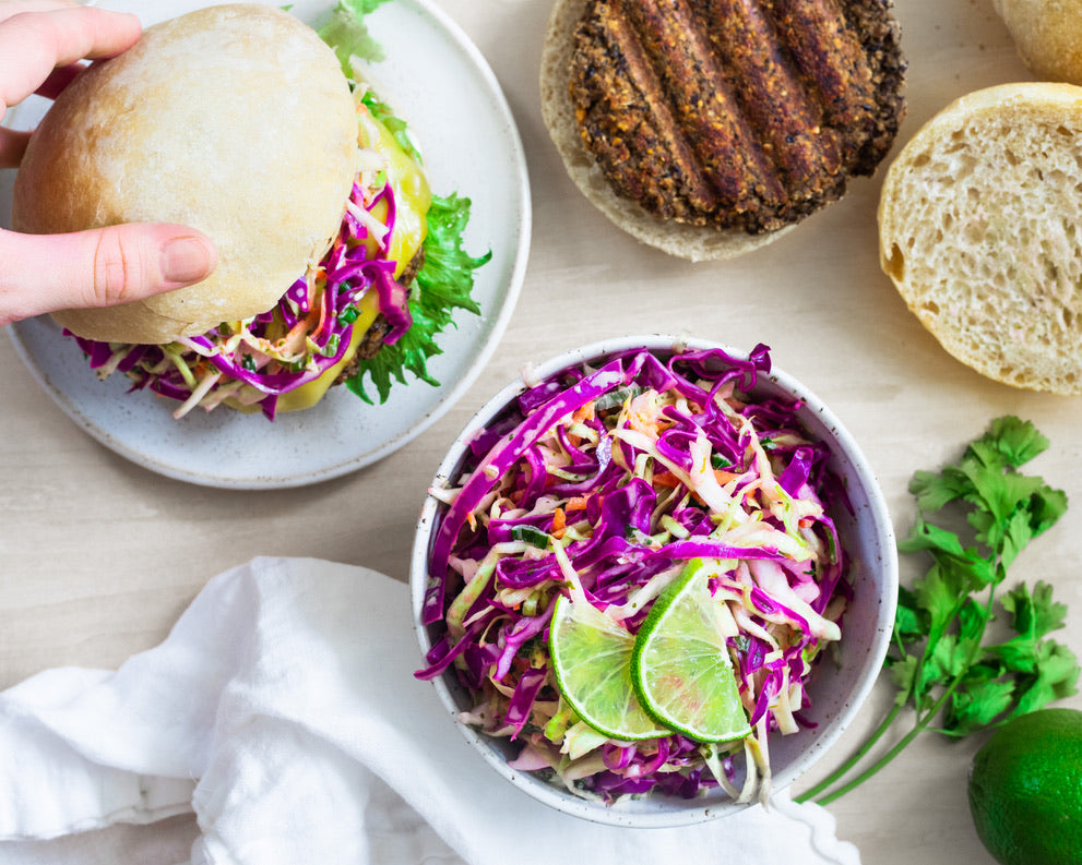 Grillaðir buffborgarar með rauðkálshrásalati og lime