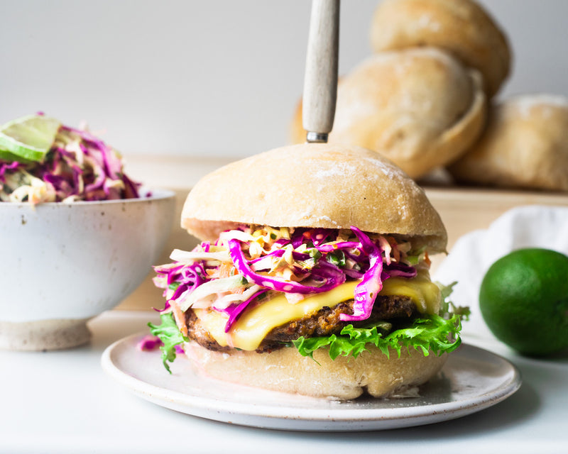 Buffborgari með rauðkálshrásalati og lime