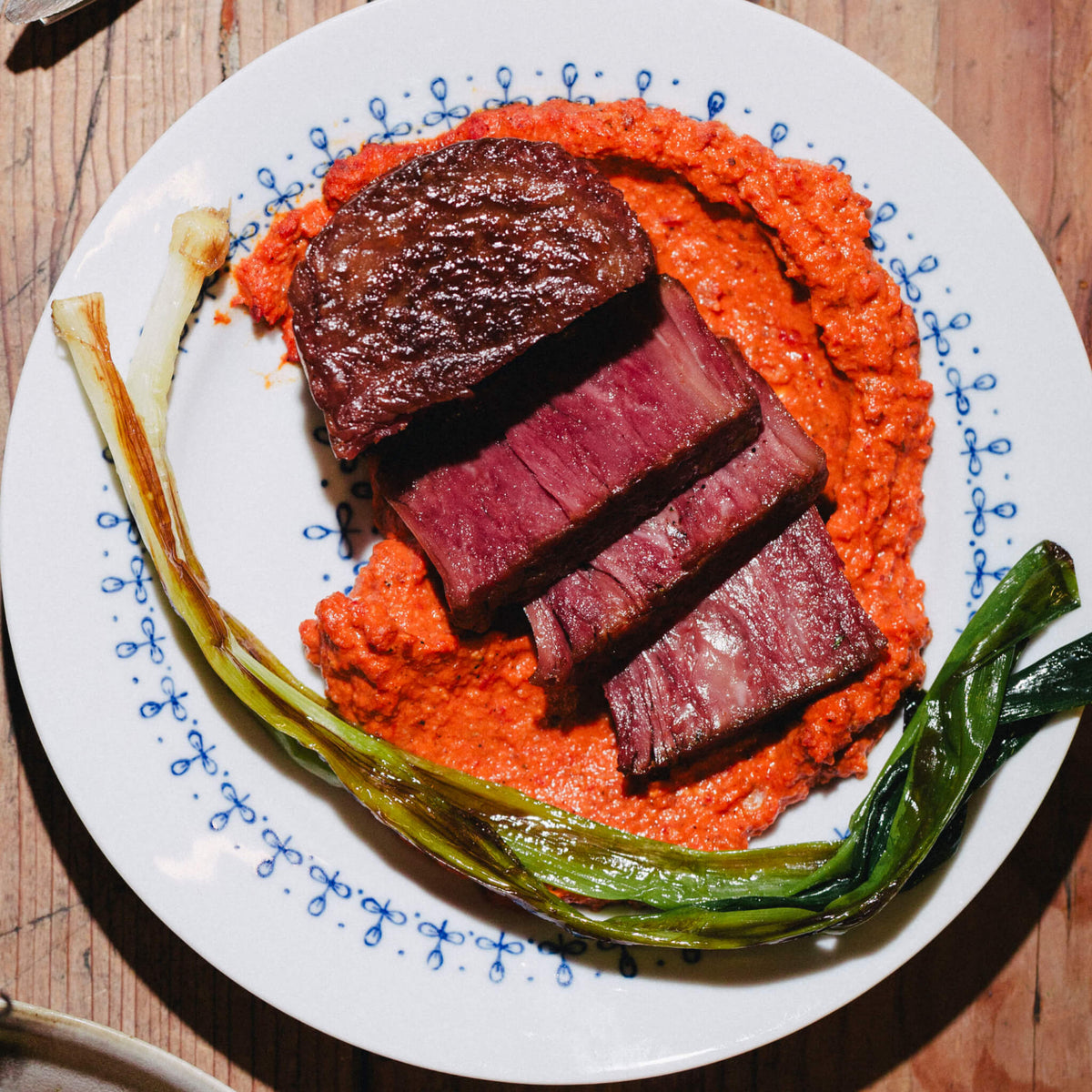 Thick-Cut Filet steik úr plöntum, skorin í sneiðar á rauðri sósu