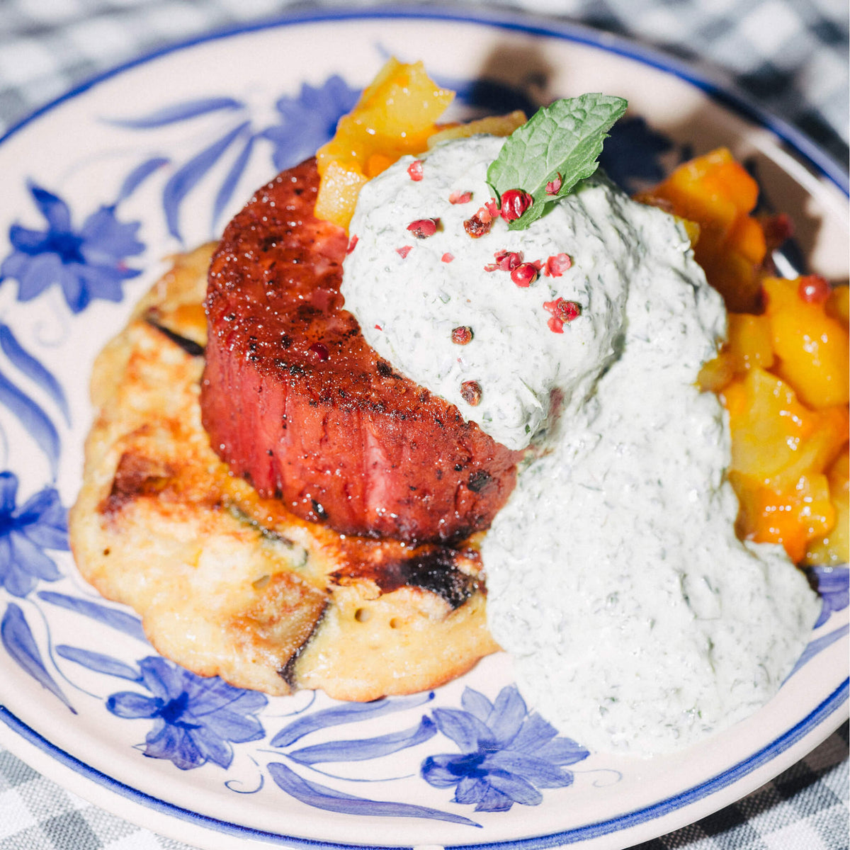 Thick-Cut Filet borin fram á diski